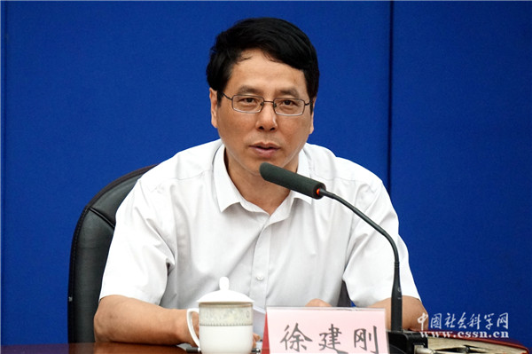 中共上海市委党史研究室主任徐建刚主持开幕式 党史研究室/摄